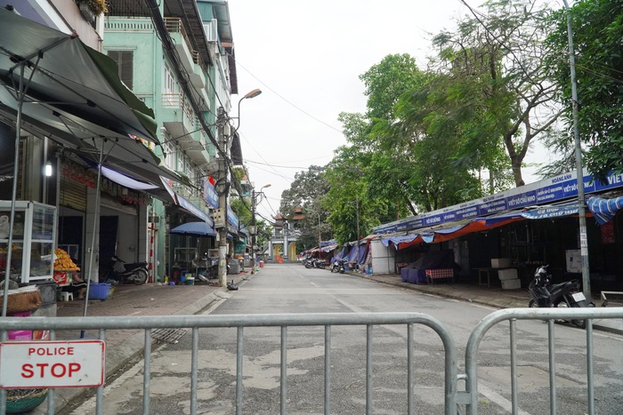 Đình chùa ở Hà Nội đóng cửa trong ngày đầu giãn cách xã hội, người dân đứng ở ngoài khấn vái  - Ảnh 17.