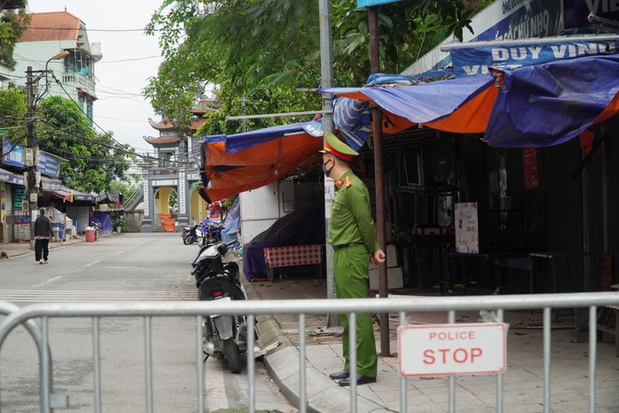 Đình chùa ở Hà Nội đóng cửa trong ngày đầu giãn cách xã hội, người dân đứng ở ngoài khấn vái  - Ảnh 18.