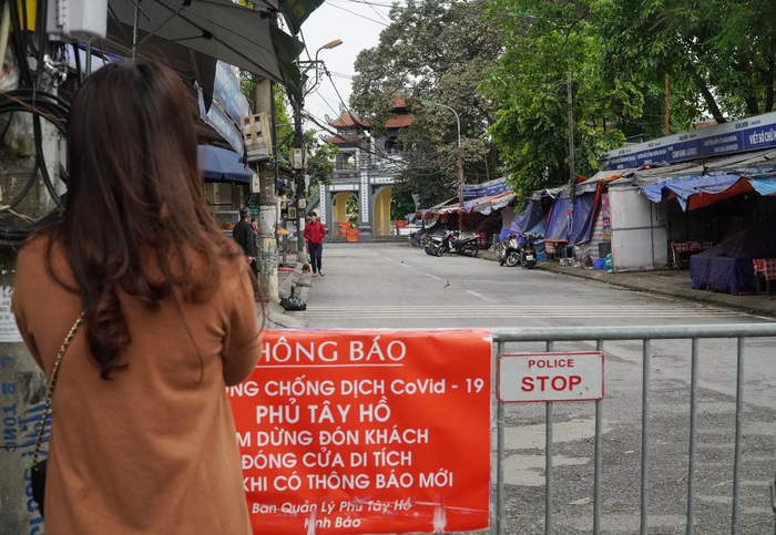 Đình chùa ở Hà Nội đóng cửa trong ngày đầu giãn cách xã hội, người dân đứng ở ngoài khấn vái  - Ảnh 19.