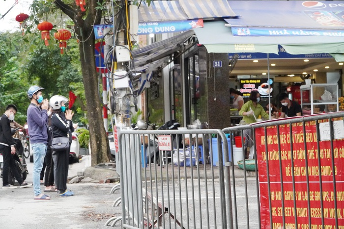 Đình chùa ở Hà Nội đóng cửa trong ngày đầu giãn cách xã hội, người dân đứng ở ngoài khấn vái  - Ảnh 20.