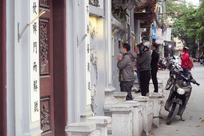 Đình chùa ở Hà Nội đóng cửa trong ngày đầu giãn cách xã hội, người dân đứng ở ngoài khấn vái  - Ảnh 21.