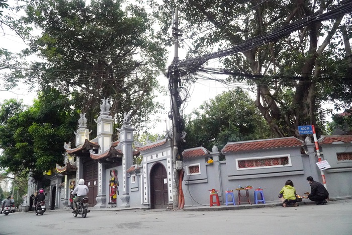 Đình chùa ở Hà Nội đóng cửa trong ngày đầu giãn cách xã hội, người dân đứng ở ngoài khấn vái  - Ảnh 23.