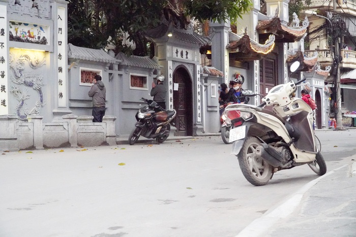 Đình chùa ở Hà Nội đóng cửa trong ngày đầu giãn cách xã hội, người dân đứng ở ngoài khấn vái  - Ảnh 22.