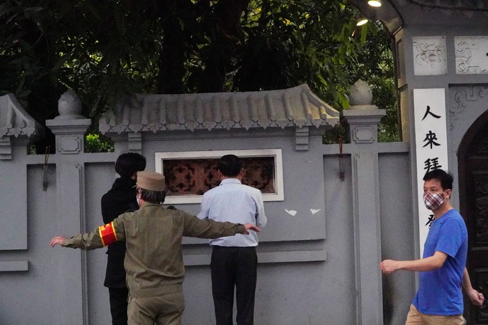 Đình chùa ở Hà Nội đóng cửa trong ngày đầu giãn cách xã hội, người dân đứng ở ngoài khấn vái  - Ảnh 28.