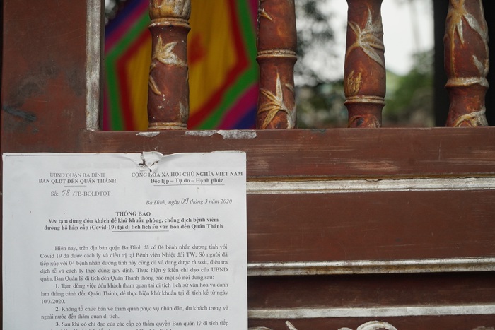Đình chùa ở Hà Nội đóng cửa trong ngày đầu giãn cách xã hội, người dân đứng ở ngoài khấn vái  - Ảnh 2.