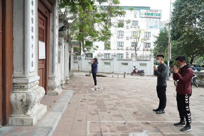 Đình chùa ở Hà Nội đóng cửa trong ngày đầu giãn cách xã hội, người dân đứng ở ngoài khấn vái  - Ảnh 3.