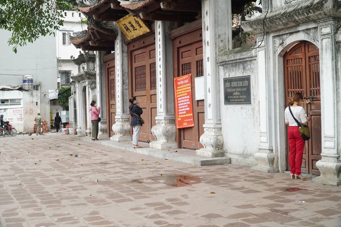 Đình chùa ở Hà Nội đóng cửa trong ngày đầu giãn cách xã hội, người dân đứng ở ngoài khấn vái  - Ảnh 4.