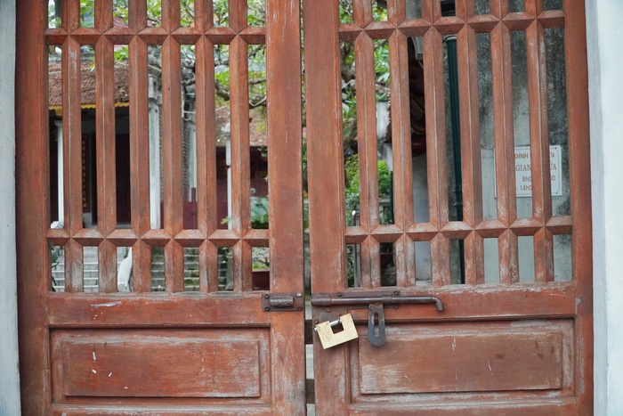 Đình chùa ở Hà Nội đóng cửa trong ngày đầu giãn cách xã hội, người dân đứng ở ngoài khấn vái  - Ảnh 8.