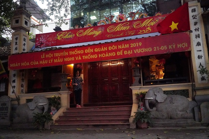 Phớt lờ chỉ đạo của thành phố, một số đền chùa ở Hà Nội vẫn mở cửa cho người dân vào thăm viếng - Ảnh 11.