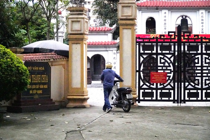 Phớt lờ chỉ đạo của thành phố, một số đền chùa ở Hà Nội vẫn mở cửa cho người dân vào thăm viếng - Ảnh 16.