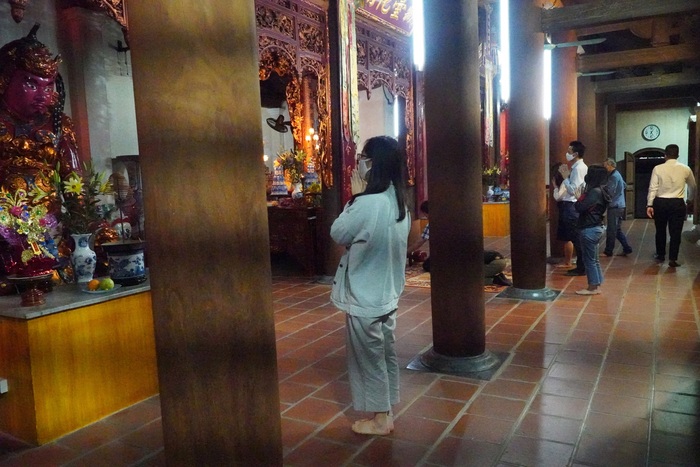 Phớt lờ chỉ đạo của thành phố, một số đền chùa ở Hà Nội vẫn mở cửa cho người dân vào thăm viếng - Ảnh 22.