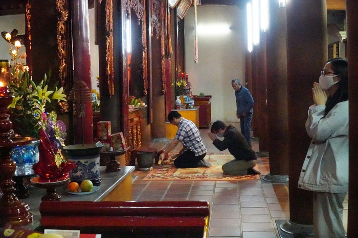 Phớt lờ chỉ đạo của thành phố, một số đền chùa ở Hà Nội vẫn mở cửa cho người dân vào thăm viếng - Ảnh 23.