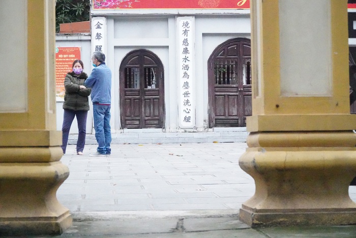 Phớt lờ chỉ đạo của thành phố, một số đền chùa ở Hà Nội vẫn mở cửa cho người dân vào thăm viếng - Ảnh 25.