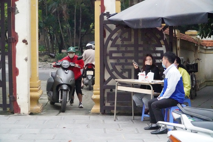Phớt lờ chỉ đạo của thành phố, một số đền chùa ở Hà Nội vẫn mở cửa cho người dân vào thăm viếng - Ảnh 17.