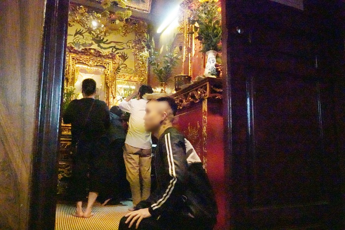 Phớt lờ chỉ đạo của thành phố, một số đền chùa ở Hà Nội vẫn mở cửa cho người dân vào thăm viếng - Ảnh 3.