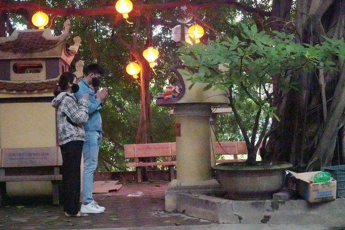 Phớt lờ chỉ đạo của thành phố, một số đền chùa ở Hà Nội vẫn mở cửa cho người dân vào thăm viếng - Ảnh 4.