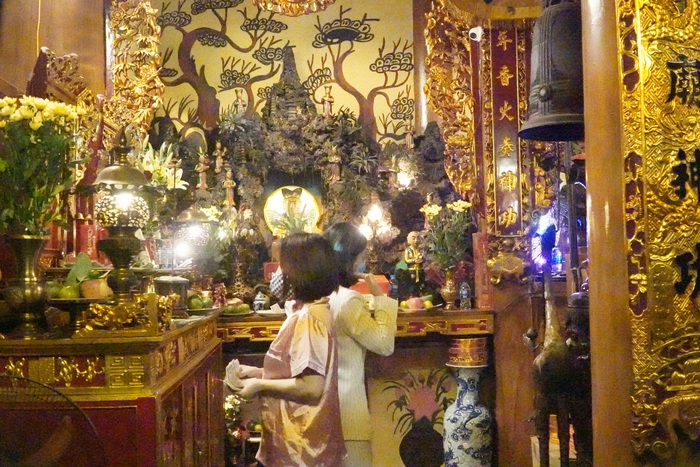 Phớt lờ chỉ đạo của thành phố, một số đền chùa ở Hà Nội vẫn mở cửa cho người dân vào thăm viếng - Ảnh 6.