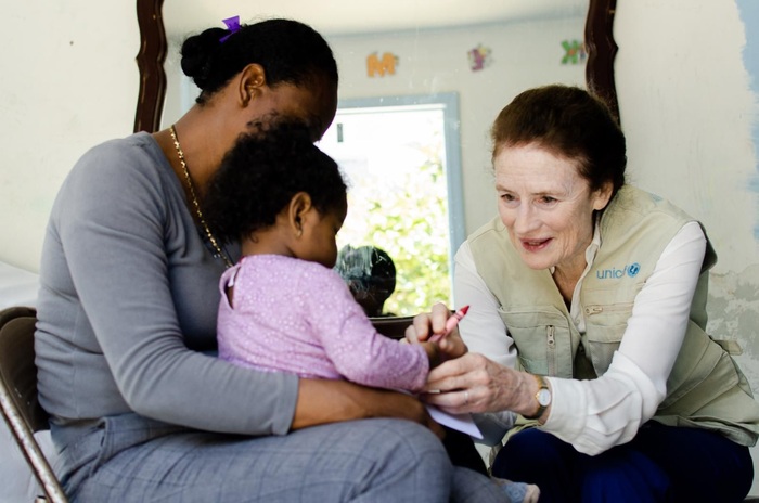 Giám đốc Điều hành UNICEF toàn cầu Henrietta Fore thăm một gia đình có con nhỏ