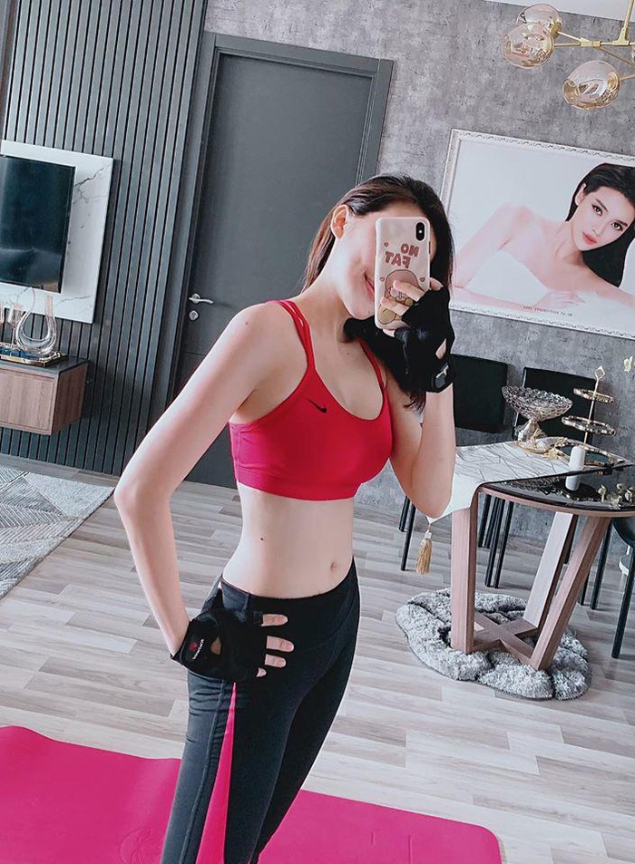 Cao Thái Hà ở nhà biến hình gợi cảm, quyến rũ, hết quấn khăn làm áo lại mặc bikini mỏng manh - Ảnh 20.