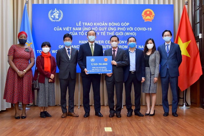 Thứ trưởng Bộ Ngoại giao Lê Hoài Trung đã trao tượng trưng khoản đóng góp 50.000 USD của chính phủ và Nhân dân Việt Nam ủng hộ Quỹ ứng phó với Covid-19 của Tổ chức Y tế thế giới (WHO)