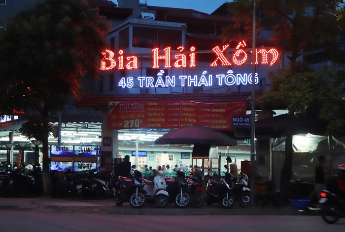 Các quán bia tại Hà Nội đông nghẹt người sau khi hết cách ly xã hội - Ảnh 1.