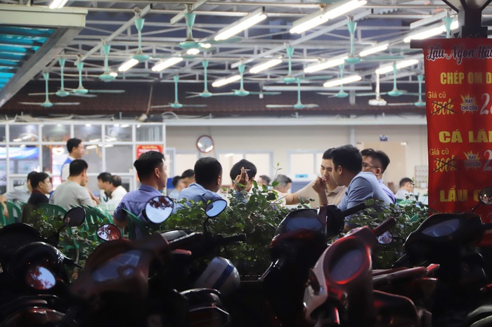 Các quán bia tại Hà Nội đông nghẹt người sau khi hết cách ly xã hội - Ảnh 2.