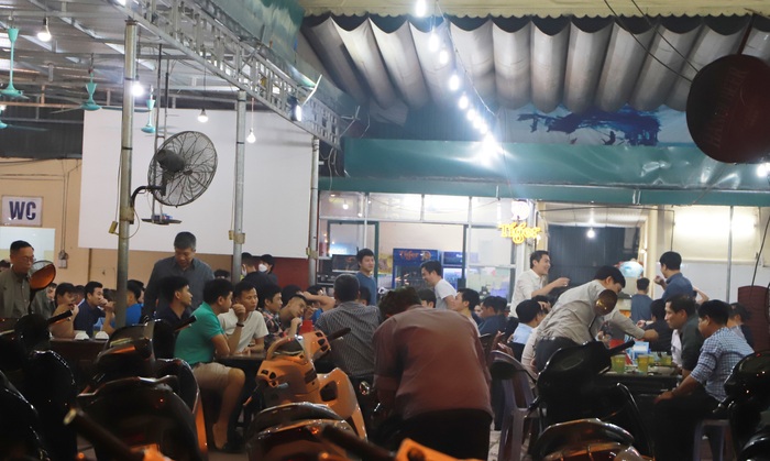 Các quán bia tại Hà Nội đông nghẹt người sau khi hết cách ly xã hội - Ảnh 4.