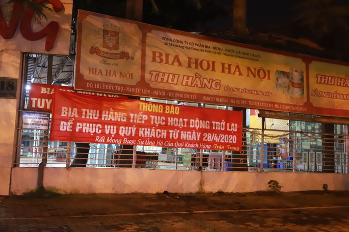 Các quán bia tại Hà Nội đông nghẹt người sau khi hết cách ly xã hội - Ảnh 8.