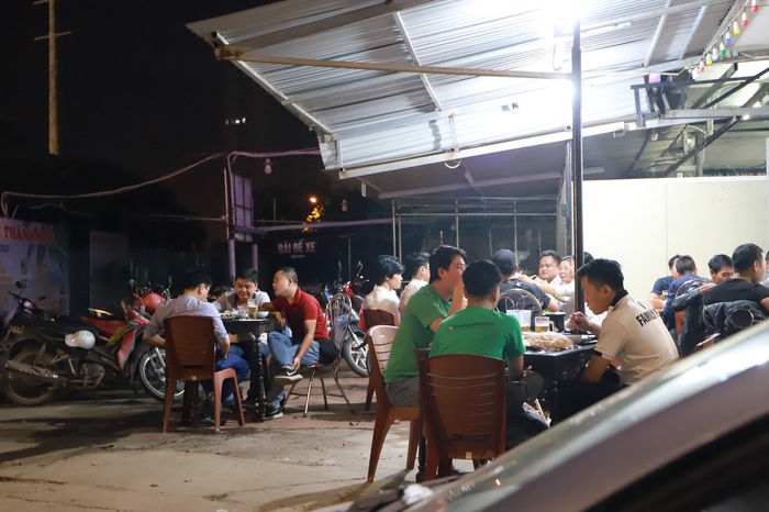 Các quán bia tại Hà Nội đông nghẹt người sau khi hết cách ly xã hội - Ảnh 7.
