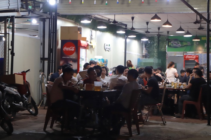 Các quán bia tại Hà Nội đông nghẹt người sau khi hết cách ly xã hội - Ảnh 6.