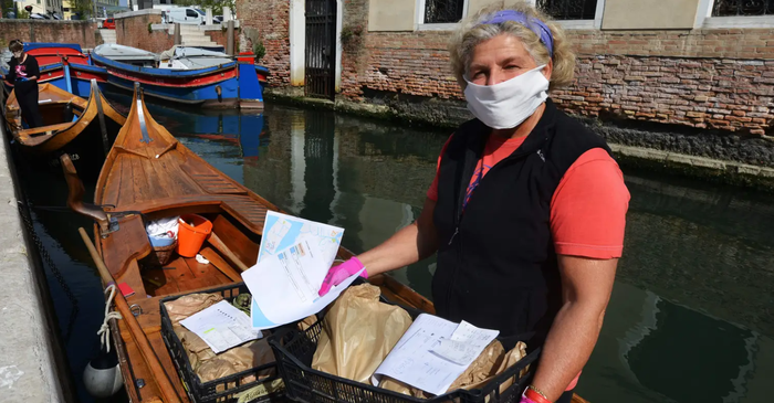 Phụ nữ Venice giao nhu yếu phẩm bằng thuyền trong thời gian cách ly Covid-19 - Ảnh 1.