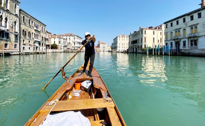Phụ nữ Venice giao nhu yếu phẩm bằng thuyền trong thời gian cách ly Covid-19 - Ảnh 2.