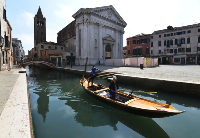 Phụ nữ Venice giao nhu yếu phẩm bằng thuyền trong thời gian cách ly Covid-19 - Ảnh 3.