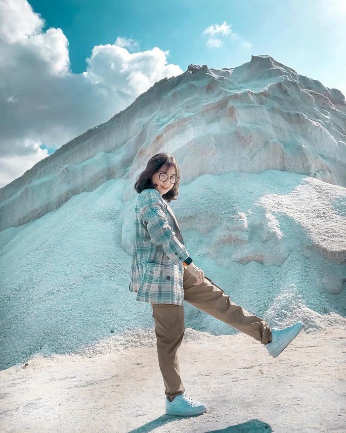 Cánh đồng muối trắng đẹp tựa núi tuyết ở Ninh Thuận trở thành điểm đến mới của giới trẻ - Ảnh 1.