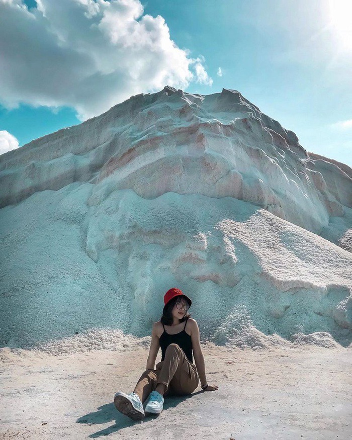 Cánh đồng muối trắng đẹp tựa núi tuyết ở Ninh Thuận trở thành điểm đến mới của giới trẻ - Ảnh 2.