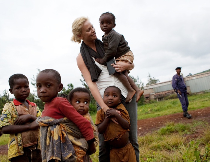 Charlize Theron bên các trẻ em nghèo Nam Phi