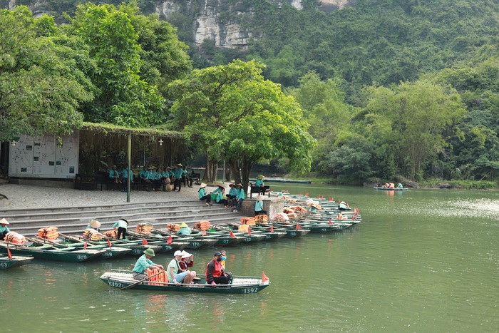 Thế nhưng, dịp nghỉ lễ này, tại khu danh thắng Tràng An, khách đi thuyền vắng hoe. Những chiếc thuyền xếp hàng dài chờ khách.