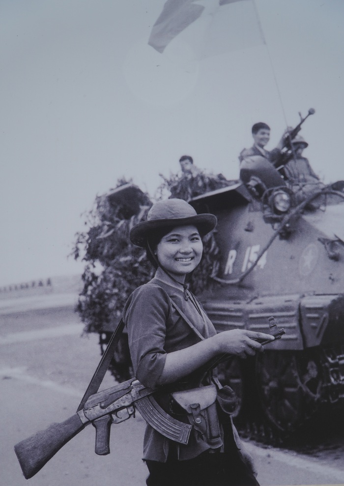  [Ảnh] Những hình ảnh xúc động về phụ nữ Việt Nam trong những ngày giải phóng miền Nam - Ảnh 4.