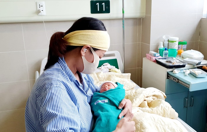 (anh Phú giao) 5 em bé chào đời trong khu vực cách ly của bệnh viện Bạch Mai - Ảnh 2.