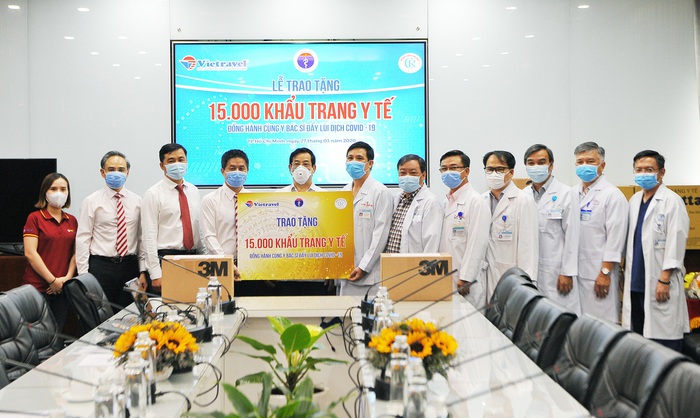 Lãnh đạo Vietravel trao tặng 15.000 khẩu trang y tế cho đại diện Cục Quản lý Khám, chữa bệnh - Bộ Y tế.