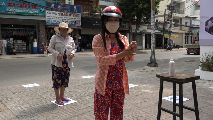 TP. Hồ Chí Minh: Máy tự động phát hơn 2,5 tấn gạo miễn phí cho gần 1.700 người nghèo - Ảnh 2.