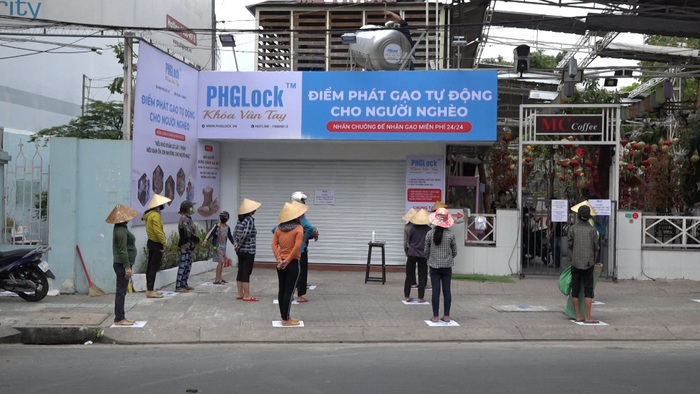 TP. Hồ Chí Minh: Máy tự động phát hơn 2,5 tấn gạo miễn phí cho gần 1.700 người nghèo - Ảnh 1.