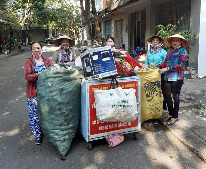 Chai nhựa, giấy, báo cũ “ươm mầm” ước mơ xanh - Ảnh 1.