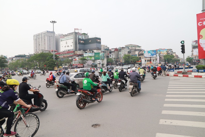 Hà Nội: Người dân nườm nượp ra đường như chưa hề có lệnh cách ly - Ảnh 7.