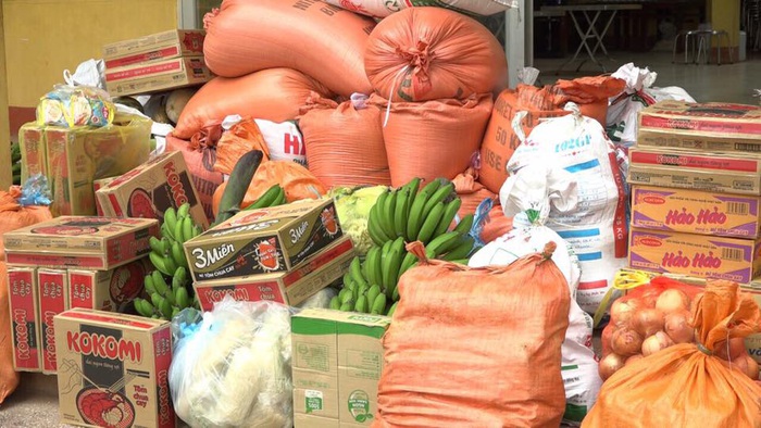 “Ai có gì góp nấy” thu được hơn 2 tấn gạo và hàng nghìn nhu yếu phẩm để phòng chống dịch  - Ảnh 2.