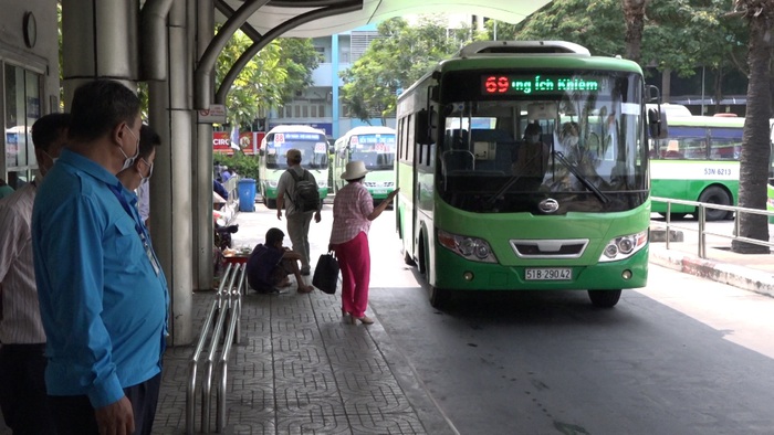 UBND TPHCM chấp thuận cho xe buýt hoạt động trở lại từ ngày 4/5 - Ảnh 1.