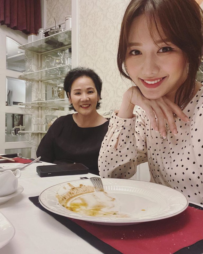 Hari Won dẫn mẹ đi ăn, không quên selfie và khoe: Ngày mẹ với mẹ yêu! Hôm nay phục vụ cho tròn ngày.