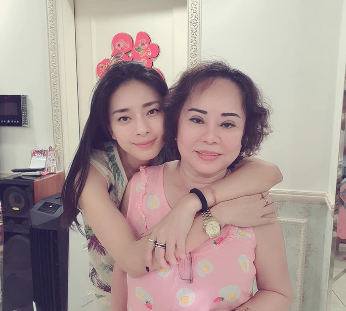 Ngô Thanh Vân gọi mẹ một cách hóm hỉnh, thân thương là chị gái: Chúc người chị gái của tôi thật trẻ khỏe và thật vui vẻ.