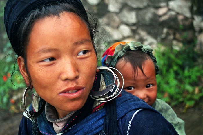Mannaerts đã đi qua nhiều quốc gia khác nhau. Qua góc nhìn của mình, nhiếp ảnh gia đã cho ra đời những bức ảnh xúc động về tình cảm thiêng liêng của người mẹ dành cho con. Trong ảnh là một em bé người dân tộc được mẹ địu trên lưng ở Sapa (tỉnh Lào Cai, Việt Nam). Niềm vui hiện rõ trong ánh mắt của em nhỏ.