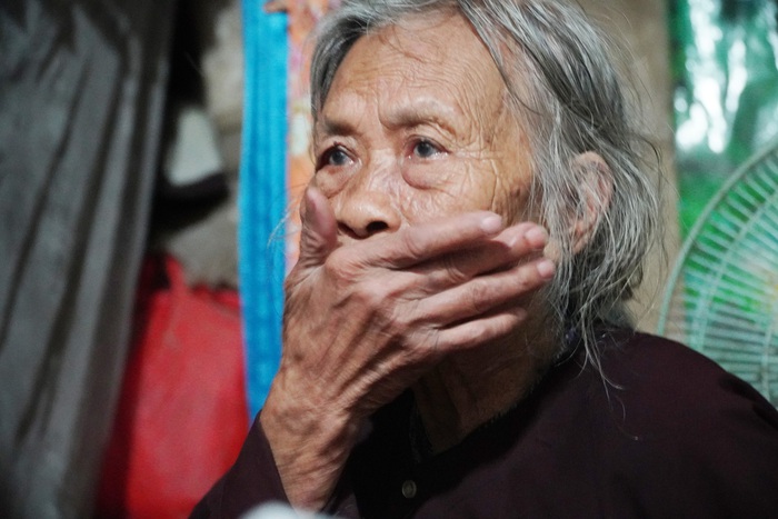 Hà Nội: Rơi nước mắt trước số phận của những phụ nữ bất hạnh khi nhận quà hỗ trợ dịch - Ảnh 9.